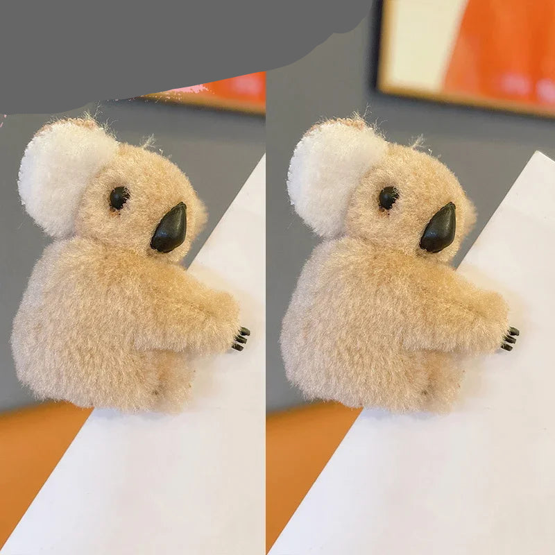 2 Pinces Ă cheveux peluche Koala beige : l'accessoire mignon et pratique - Parfaite pour les petites filles comme pour les adultes, cette pince originale et kawaii permet de maintenir vos cheveux tout en apportant une note ludique et mignonne-
