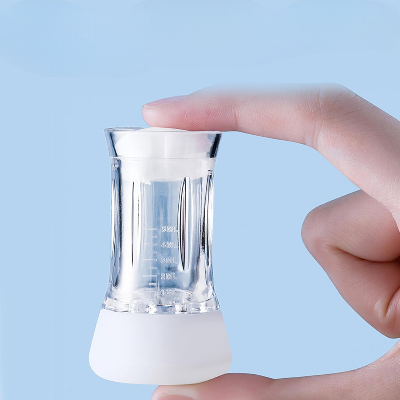 Applicateur dans une main, avec embout doseur pour un dosage précis des huiles , huiles essentielles, huiles nourrissantes.