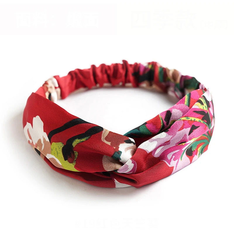 Élégant bandeau de couleur rouge a motif fleurs pour femme, un accessoire de mode incontournable pour compléter votre look tendance.