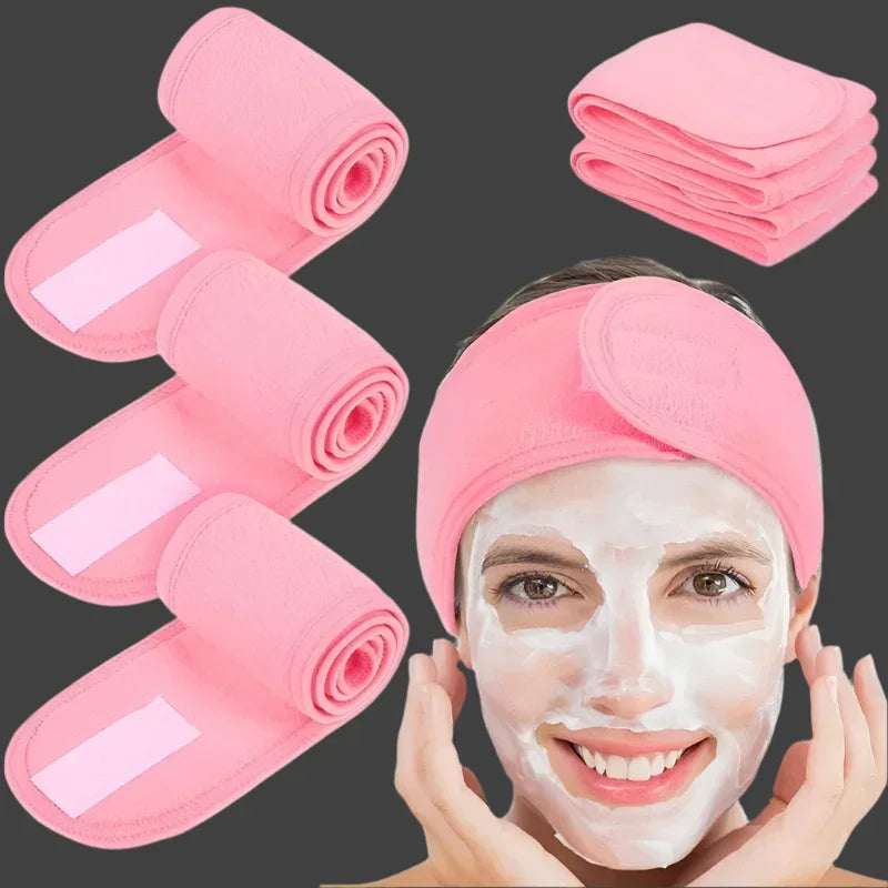 Femme souriante avec masque visage blanc et bandeau cheveux rose, serviettes et bandeaux roses en tissu