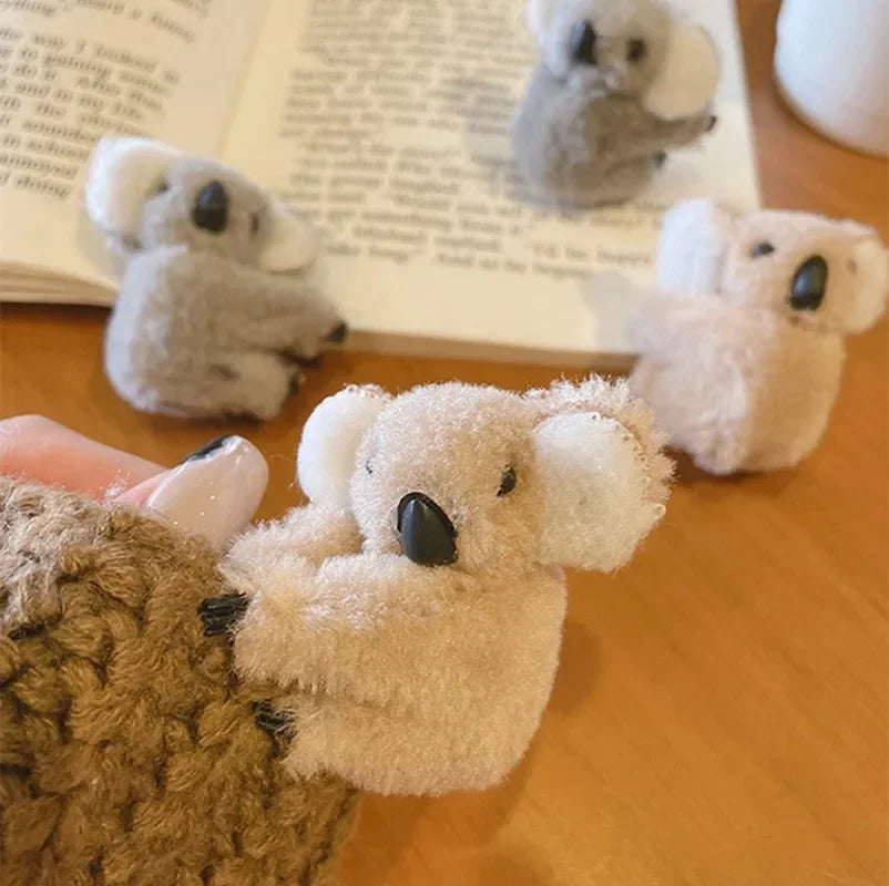 Pinces à cheveux peluche Koala grise ou beige présentés sur un bureau : l'accessoire mignon et pratique - Parfaite pour les petites filles comme pour les adultes, cette pince originale et kawaii permet de maintenir vos cheveux tout en apportant une note ludique et mignonne-