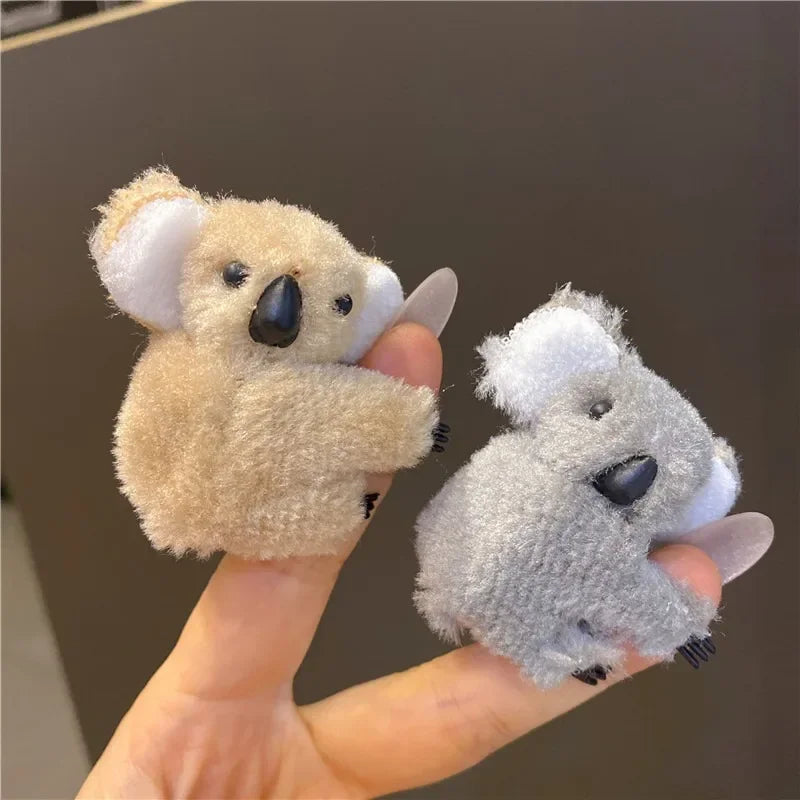 2 Pince à cheveux peluche Koala grise ou beige accroché a deux doigts manucurés: l'accessoire mignon et pratique - Parfaite pour les petites filles comme pour les adultes, cette pince originale et kawaii permet de maintenir vos cheveux tout en apportant une note ludique et mignonne-