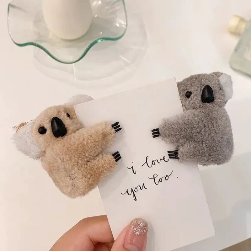 2Pinces à cheveux peluche Koala grise ou beige présentée : l'accessoire mignon et pratique - Parfaite pour les petites filles comme pour les adultes, cette pince originale et kawaii permet de maintenir vos cheveux tout en apportant une note ludique et mignonne-