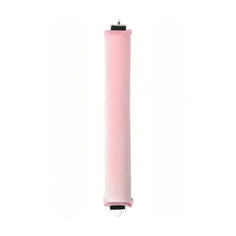 Bigoudi en tissu velours rose, idéal pour créer des boucles et des ondulations délicates. Ce bigoudi doux et flexible garantit un résultat sans chaleur, offrant un soin optimal pour vos cheveux. Parfait pour ajouter du volume et de la texture tout en préservant la santé de vos cheveux grâce à son matériau doux et agréable. Idéal pour les cheveux de tous types, ce bigoudi permet un coiffage facile et rapide, tout en apportant une touche d'élégance grâce à son coloris rose tendance.