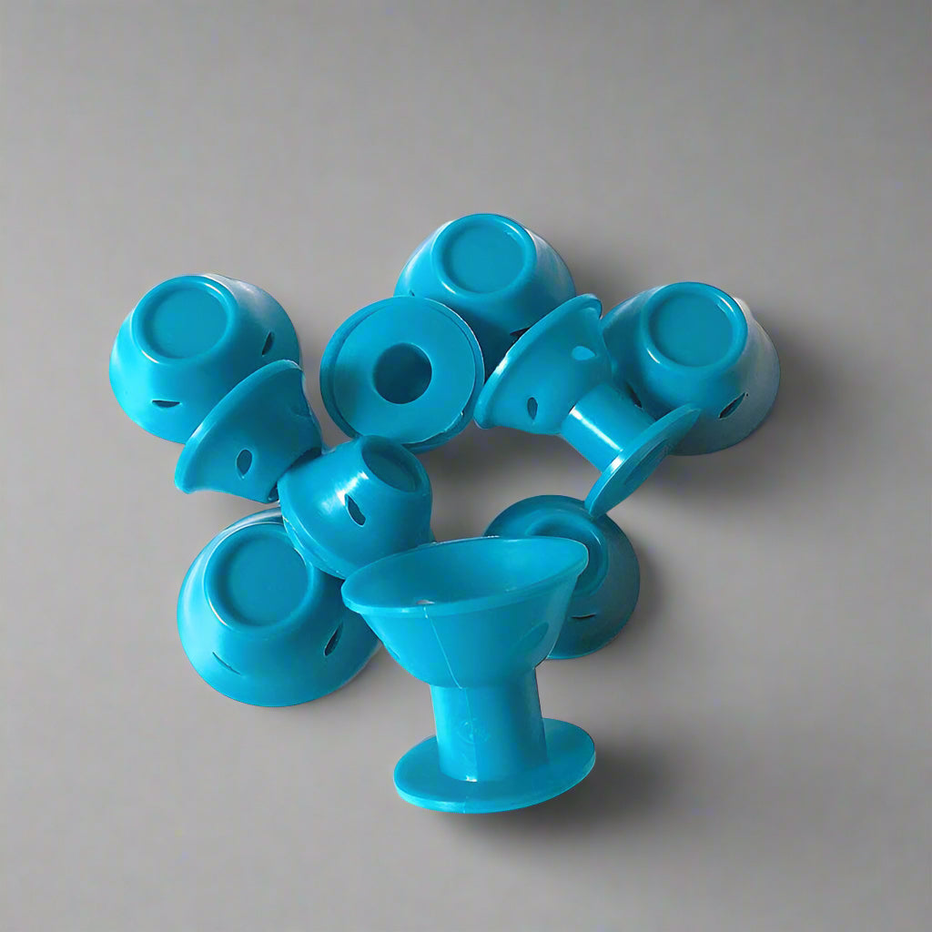 Set de bigoudis en silicone bleus de deux tailles (grande et petite) présentés sur fond lumineux gris.