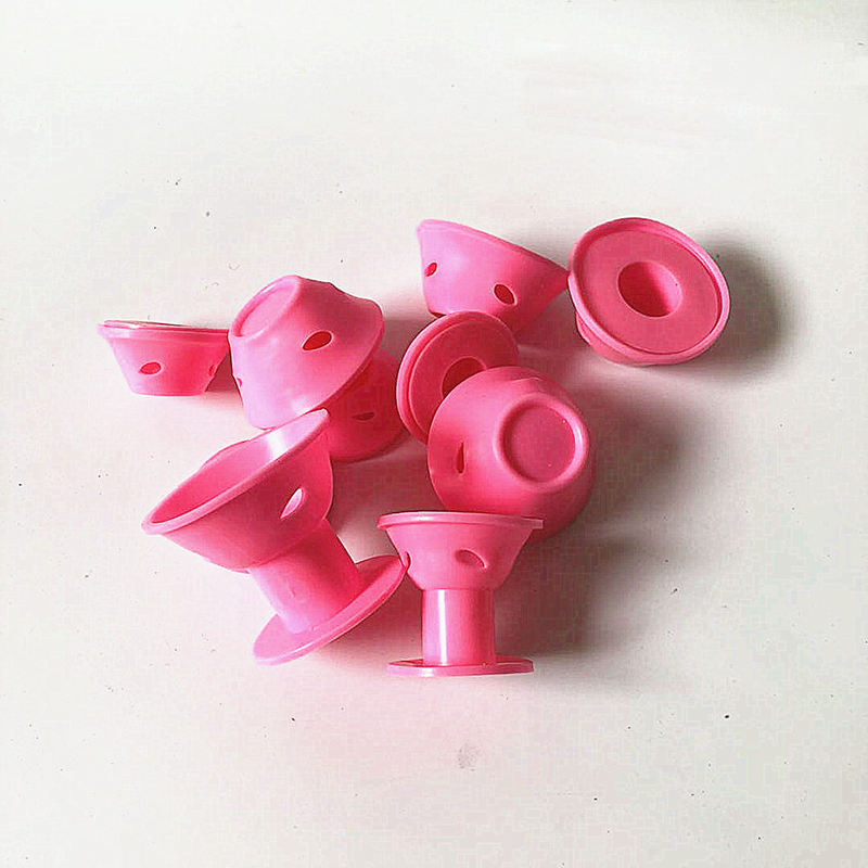Set de bigoudis en silicone rose de deux tailles (grande et petite) sur fond lumineux blanc.