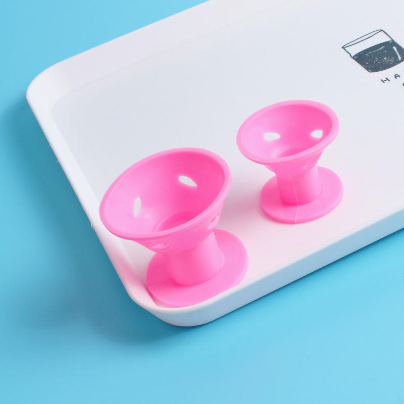 Set de bigoudis en silicone rose de deux tailles (grande et petite) présentés dans plateau.