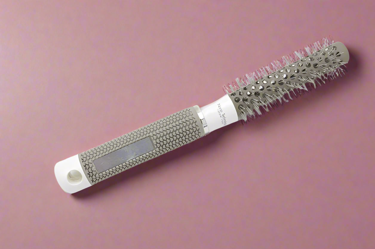 Brosse ronde professionnelle en céramique pour brushing, réduisant les frisottis pour tous types de cheveux, idéale pour un coiffage rapide et élégant.