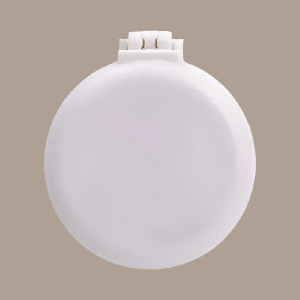 Brosse à cheveux de voyage ronde pliable, blanche, vue fermée sur fond beige