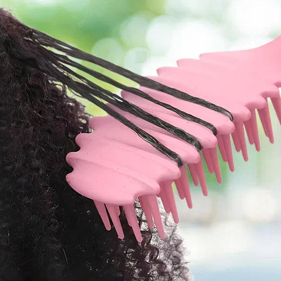 Peigne démêlant rose en plastique utilisé sur cheveux afro bouclés pour faciliter le coiffage