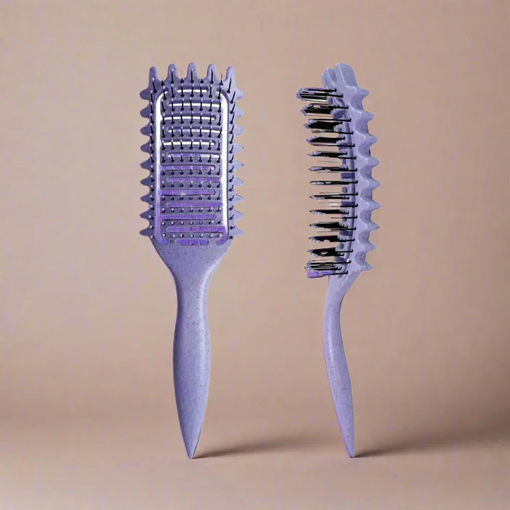 Brosse démêlante violette pour cheveux bouclés, vue de face et de profil sur fond beige