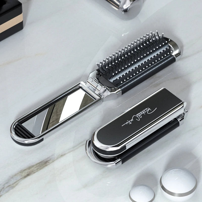 Pratique et élégante brosse grise à cheveux pliable avec miroir intégré est l'accessoire indispensable pour vos retouches beauté en déplacement. Son design compact se glisse facilement dans votre sac, vous permettant de coiffer vos cheveux ou d'ajuster votre maquillage à tout moment. Idéale pour une mise en beauté express
