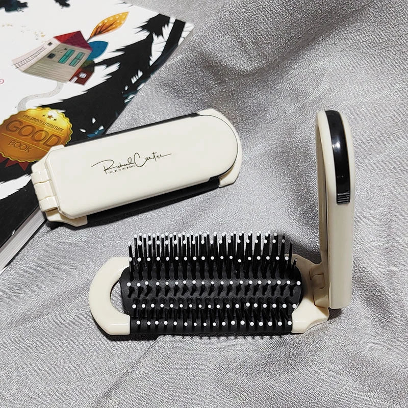 Pratique et élégante, cette brosse pliée et dépliée à cheveux pliable avec miroir intégré est l'accessoire indispensable pour vos retouches beauté en déplacement. Son design compact se glisse facilement dans votre sac, vous permettant de coiffer vos cheveux ou d'ajuster votre maquillage à tout moment. Idéale pour une mise en beauté express