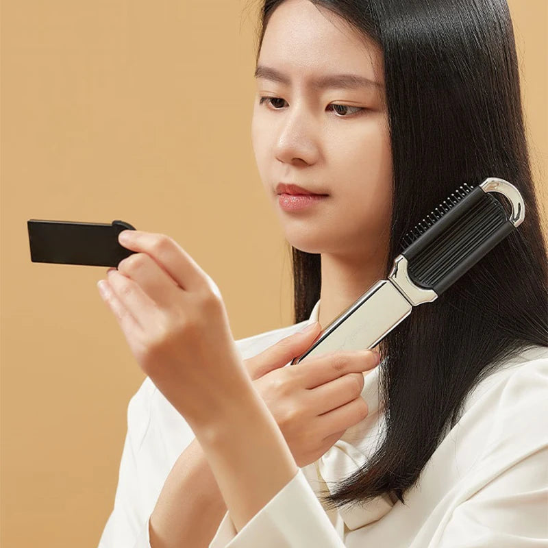 Pratique et élégante, fille avec brosse à cheveux pliable avec miroir intégré est l'accessoire indispensable pour vos retouches beauté en déplacement. Son design compact se glisse facilement dans votre sac, vous permettant de coiffer vos cheveux ou d'ajuster votre maquillage à tout moment. Idéale pour une mise en beauté express