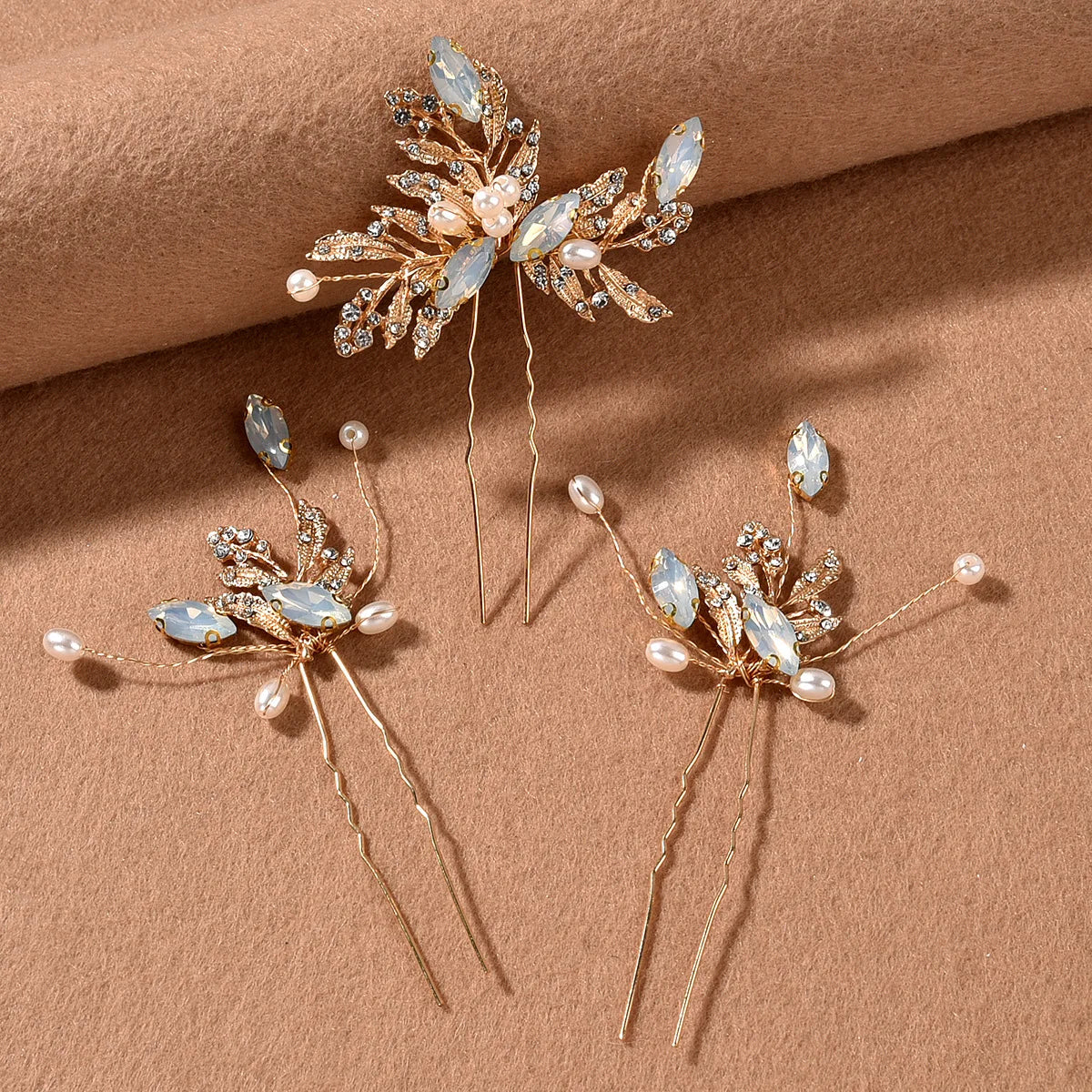Accessoire cheveux élégant pour mariée ou mariée, perles et détails dorés.