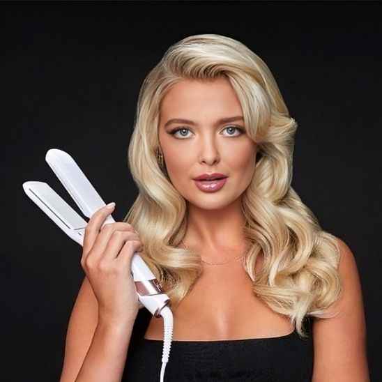 fer Ă lisser - fer Ă lisser vapeur - fer Ă lisser chaleur - fer pour lissage - fer pour lisser - fer professionnel - femme blonde avec fer Ă lisser