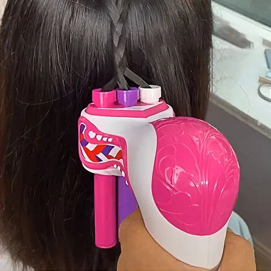 Machine à tresser électrique rose et blanche en usage sur cheveux longs bruns
