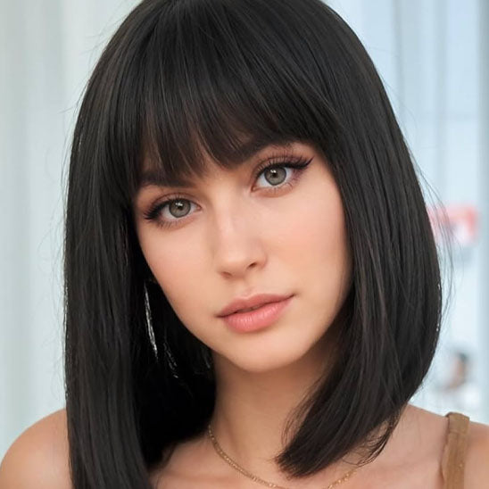 Perruque brune courte naturelle à frange , en fibre synthétique, offrant un look élégant et réaliste. Idéale pour un style moderne et facile à entretenir.