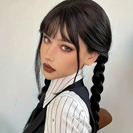 Femme chic aux yeux bleus porte une perruque longue tressée avec frange, look énigmatique et élégant