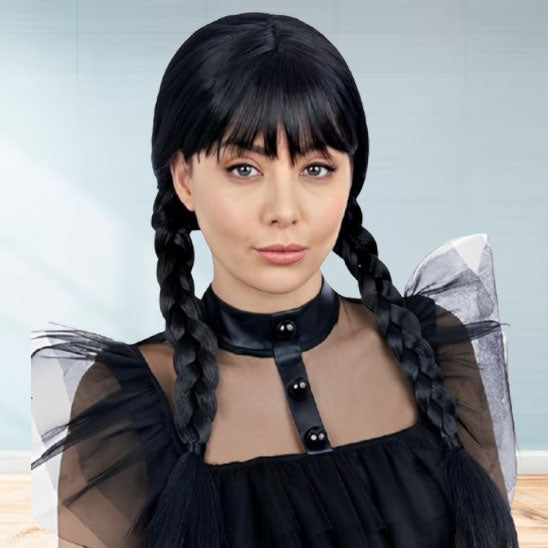 femme déguisée porte perruque noire à tresses avec frange, inspiration vintage mystique