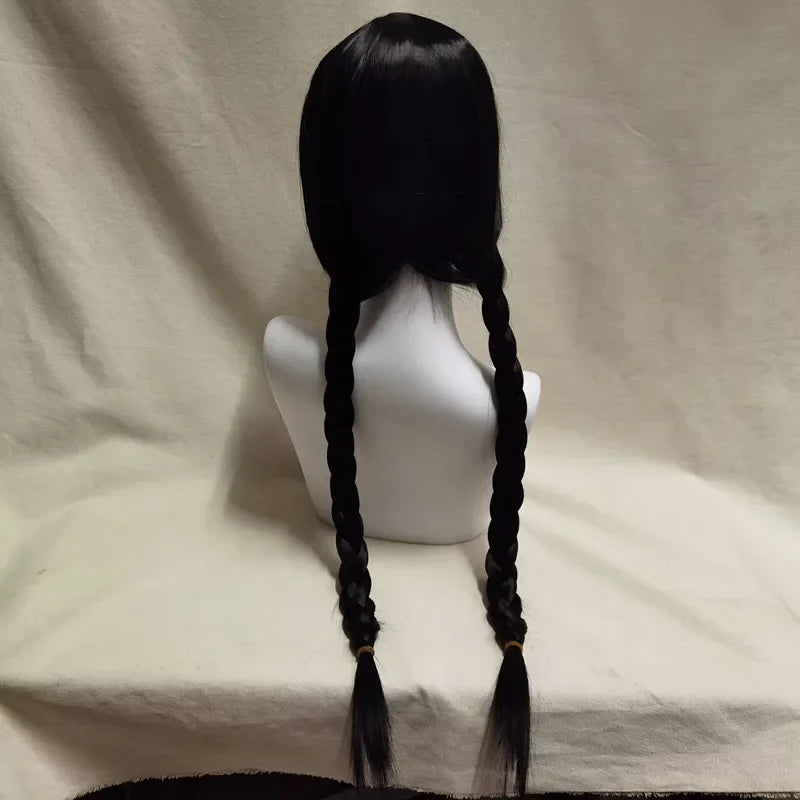Perruque femme brune avec longues tresses noires présentée sur un mannequin blanc