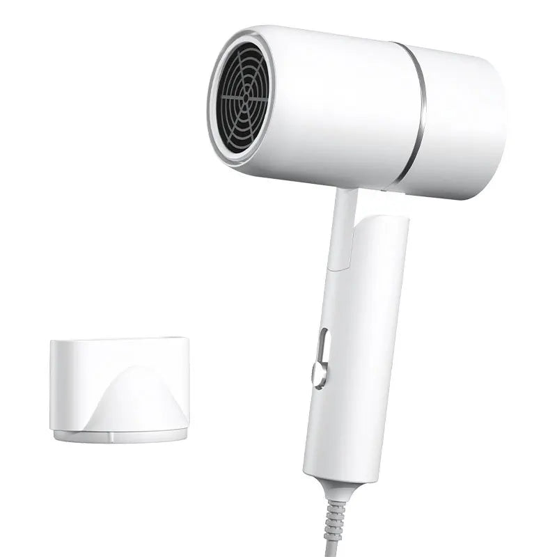 Sèche-cheveux blanc de voyage pliable avec 2 vitesses – Compact et pratique, ce sèche-cheveux pliable est idéal pour les voyages. Proposant deux vitesses réglables, il permet un séchage rapide et efficace tout en prenant peu de place dans votre valise. Son design pliable facilite le rangement, et il convient à tous les types de cheveux. Parfait pour les voyageurs en quête d'un appareil de qualité, léger et performant."