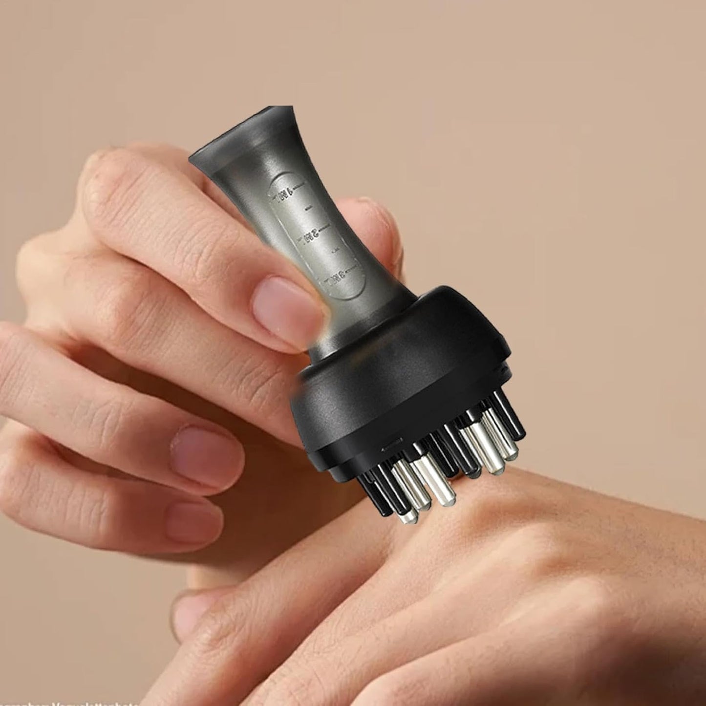 Main sur laquelle en applique de l huile avec applicateur pour huile, avec embout doseur, idéal pour appliquer les huiles essentielles ou nourrissantes en toute simplicité et efficacité.