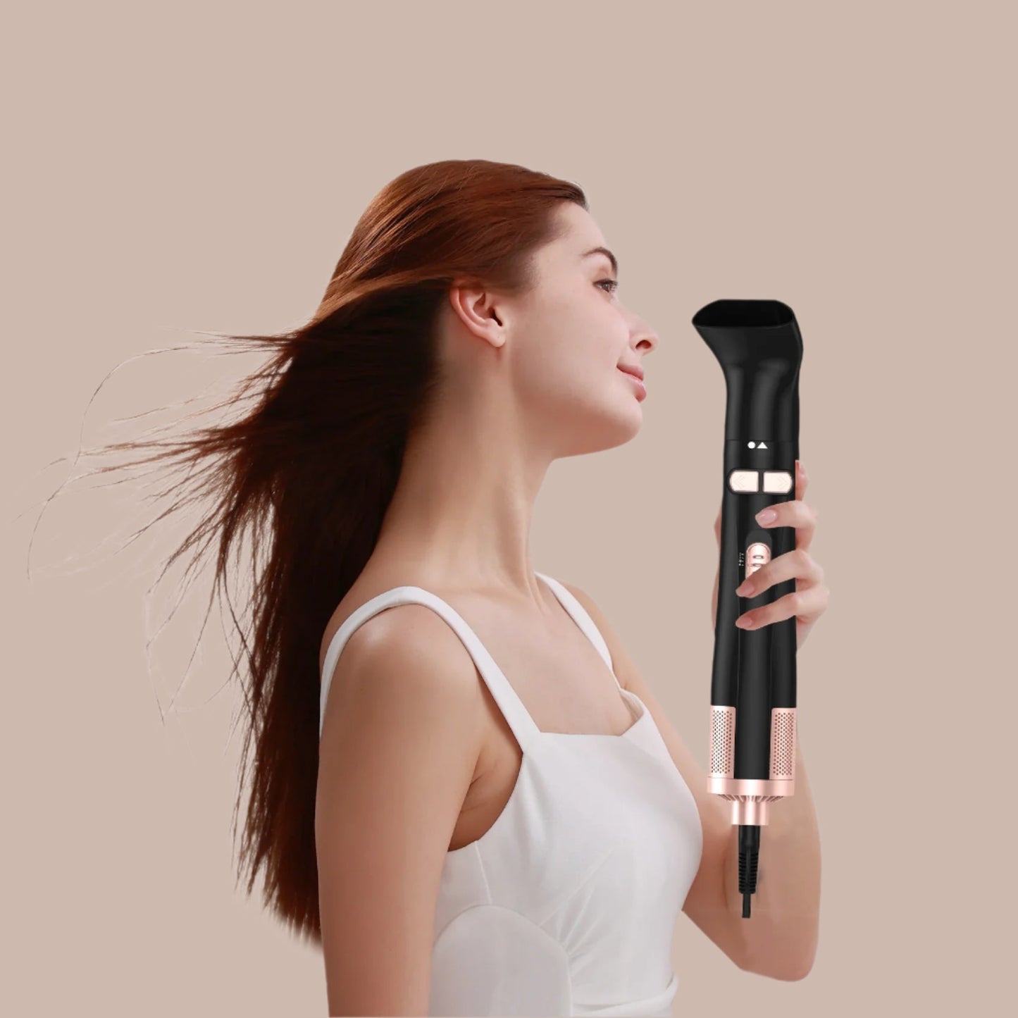Femme seche ses cheveux avec Brosse soufflante - Multifonction - Cheveu Soyeux