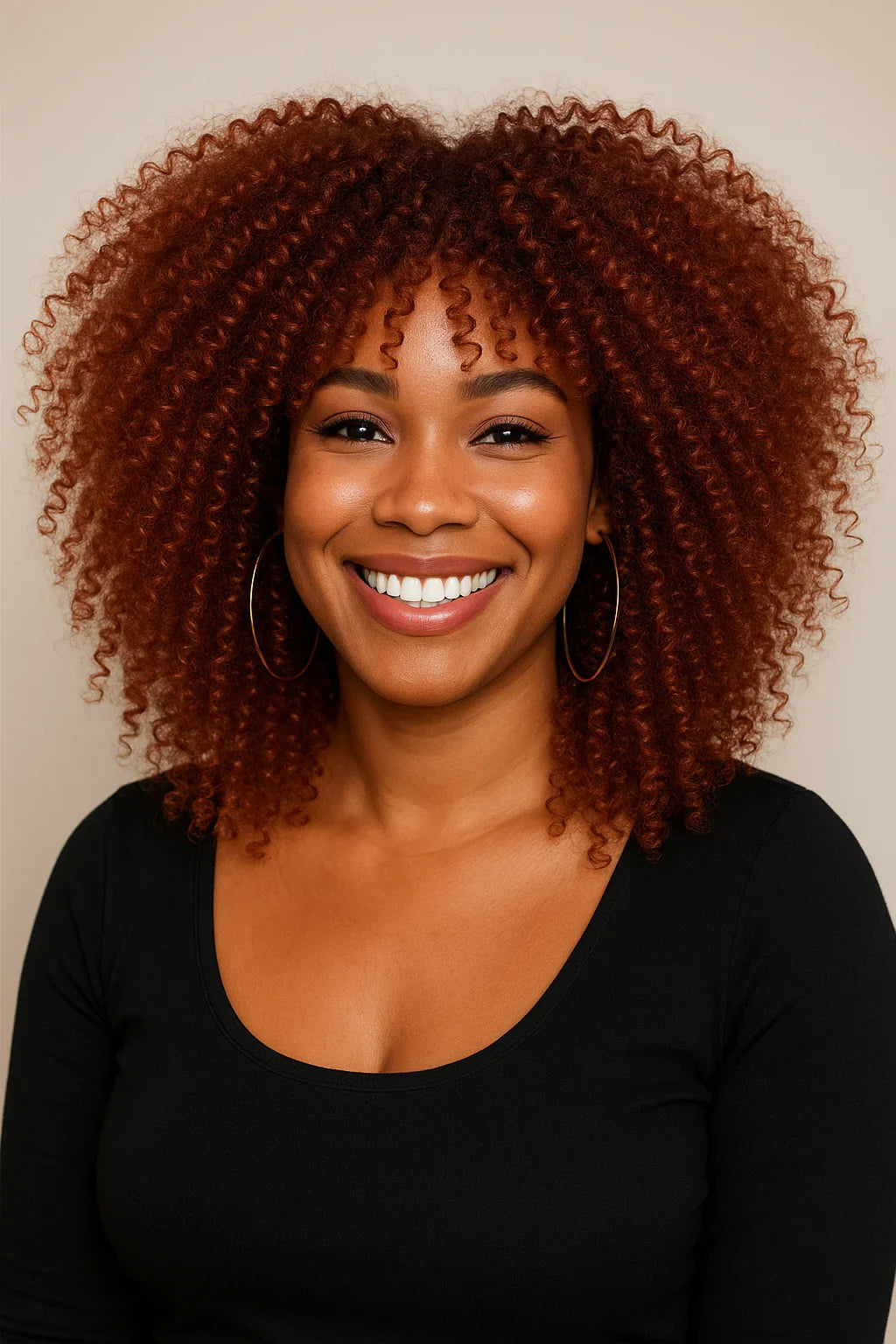 Femme souriante avec perruque afro rousse bouclée et haut noir sur fond beige