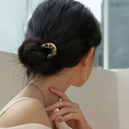 Femme brune chignon bas épingle écaille de tortue