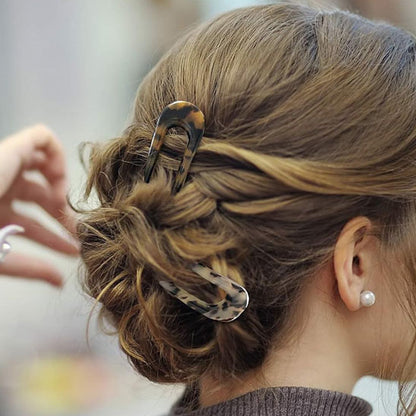 Chignon sophistiqué avec deux épingles cheveux léopard et écaille de tortue