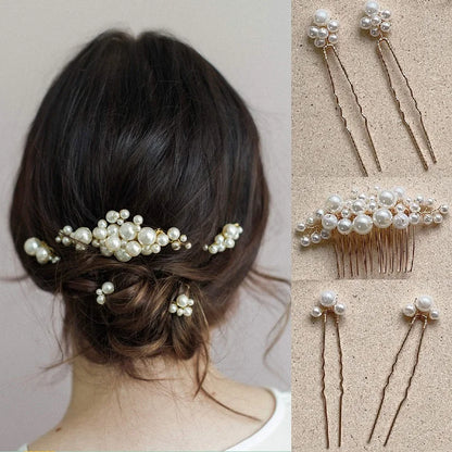Femme portant un ensemble d'accessoire mariage dans ses cheveux élégant avec perles et détails dorés. 