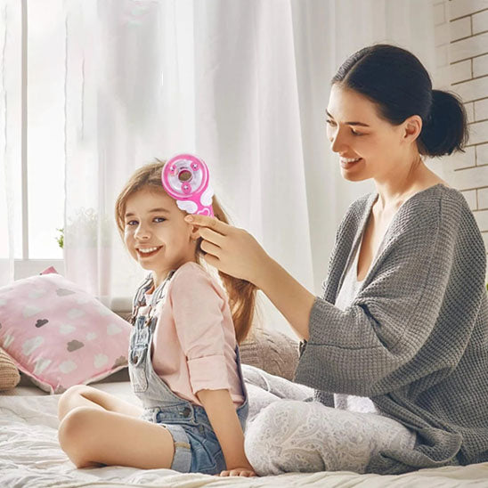 Accessoire_coiffure-_machine_cheveux_colores-_jeu_famille_enfant_-_Copie - maman qui coiffe sa fille