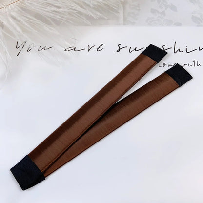 Deux accessoires marrons  à cheveux pour chignon, conçu pour un maintien ferme et une tenue longue durée. 