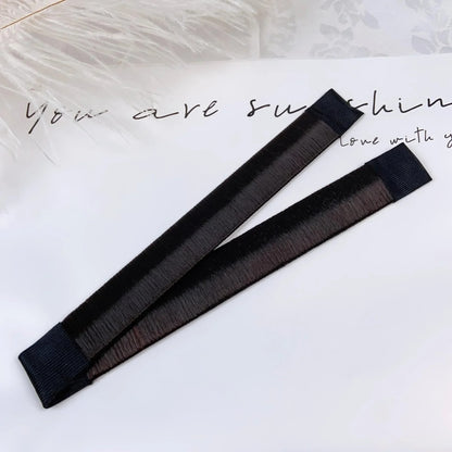 Deux accessoires noirs à cheveux pour chignon, conçu pour un maintien ferme et une tenue longue durée. 