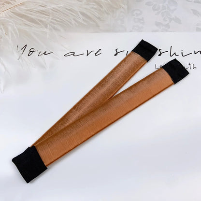 Deux accessoires beige  à cheveux pour chignon, conçu pour un maintien ferme et une tenue longue durée. 