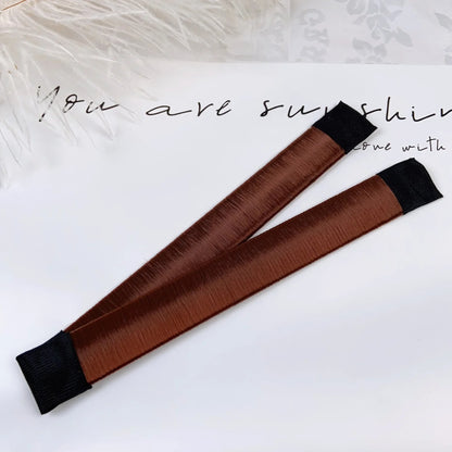 Deux accessoires à cheveux pour chignon, conçu pour un maintien ferme et une tenue longue durée. De couleur marron pour s'adapter au teint des cheveux . 