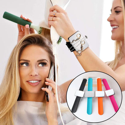 bracelet avec aimant carré pour aimanter les pinces à cheveux - femme sui coiffe une autre avec le bracelet au poignet