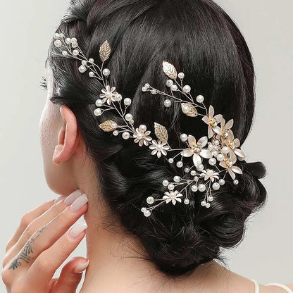 Mariée coiffée portant accessoire  doré de cheveux pour mariée orné de délicates perles, conçu pour apporter une touche d'élégance et de raffinement à la coiffure nuptiale. Idéal pour compléter un chignon ou des cheveux lâchés, cet accessoire scintillant capte la lumière et ajoute une note romantique à votre look de mariage.