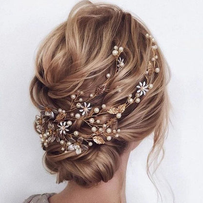 Accessoire-de-mariage-pour-belle-mariée-coiffure-élégante-et-chic-ornement-de-cheveux-pour-jour-inoubliable-design-soigné-pour-ajouter-une-touche-de-glamour- chignon et perles