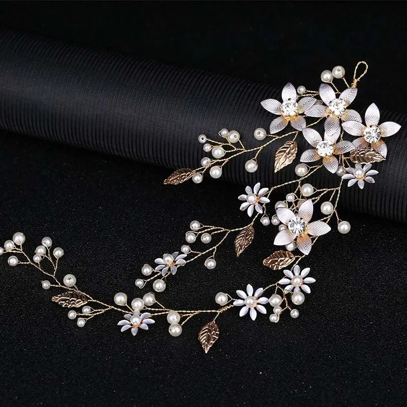 Coiffure mariage - fleurs blanches et perles dorées