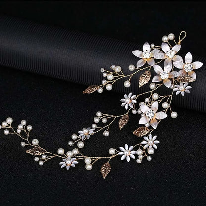 Coiffure mariage - fleurs blanches et perles dorées