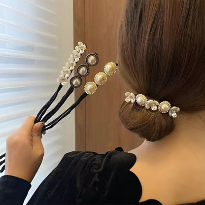 Accessoire-cheveux-décoratif-avec-perles-élegant-pour-coiffure-chic-ajout-de-brillance-et-de-sophistication-pour-toutes-occasions-perles-détail-luxueux- chignon bas - bordée de perles-