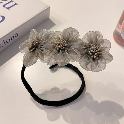 Décoration de cheveux  à motifs floraux gris , pour un style chic. Peut servir pour un mariage. 