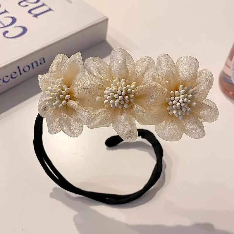 Broche fleurs blanches cheveux, parfaite pour sublimer un chignon ou une coiffure relevée.