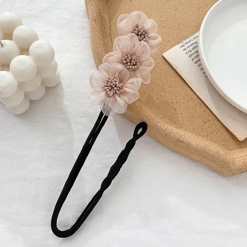 Décoration de cheveux  à motifs floraux, pour un style . Peut servir pour un mariage