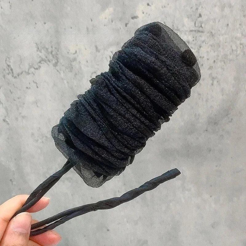 Broche ruban noir cheveux, parfaite pour sublimer un chignon ou une coiffure relevée.