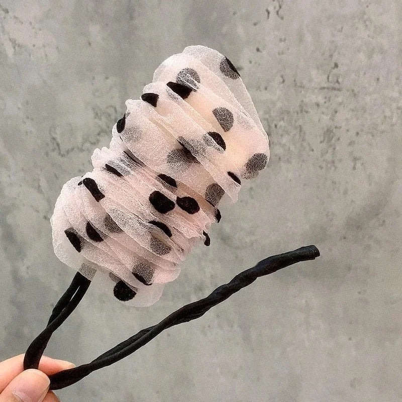 Broche ruban rose à pois cheveux, parfaite pour sublimer un chignon ou une coiffure relevée.