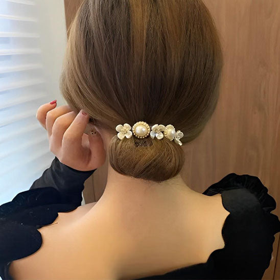 Accessoire-cheveux-décoratif-avec-perles-élegant-pour-coiffure-chic-ajout-de-brillance-et-de-sophistication-pour-toutes-occasions-perles-luxueux- chignon bas avec accessoire perlé- 
