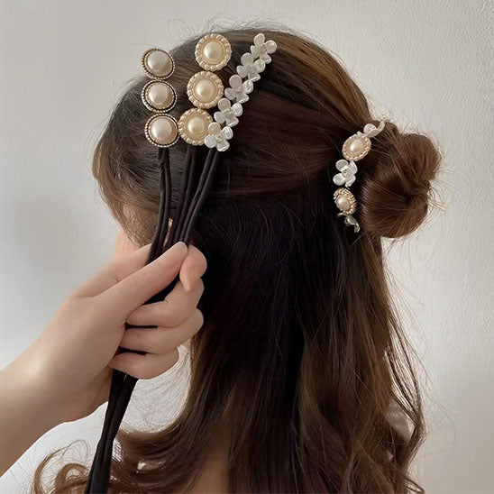 Accessoire-cheveux-décoratif-avec-perles-élegant-pour-coiffure-chic-ajout-de-brillance-et-de-sophistication-pour-toutes-occasions-perles-détail-luxueux- femme -avec- chignon demi queue- 